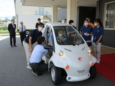 公益財団法人みずほ教育福祉財団様より、射水万葉会様へ小型電気自動車「みずほ号」が贈呈されました。
