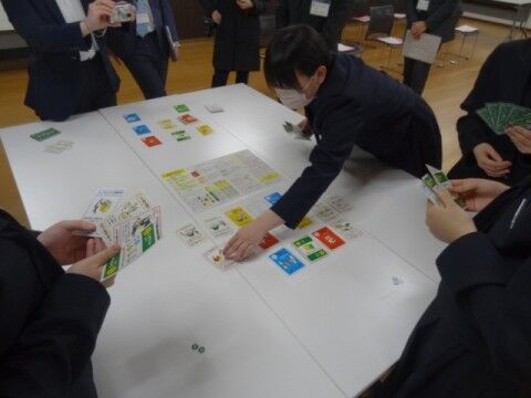 寄贈物品「防災ゲーム」を実際に体験する様子