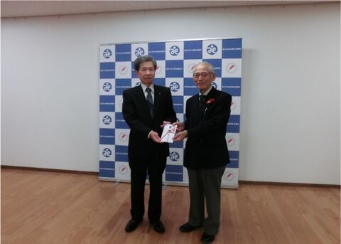 新湊信用金庫様から創立１００周年記念チャリティーゴルフ大会の収益金をご寄付いただきました。